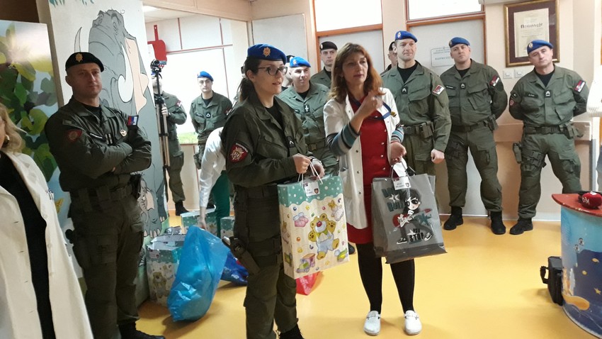 Niški žandarmi već šestu godinu donose paketiće deci u niški Klinički centar