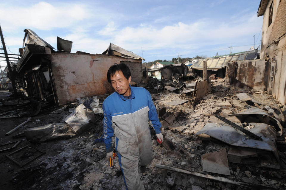 Mieszkaniec wyspy Yeonpyeong zniszczonej prze Koreę Płn., fot. Reuters