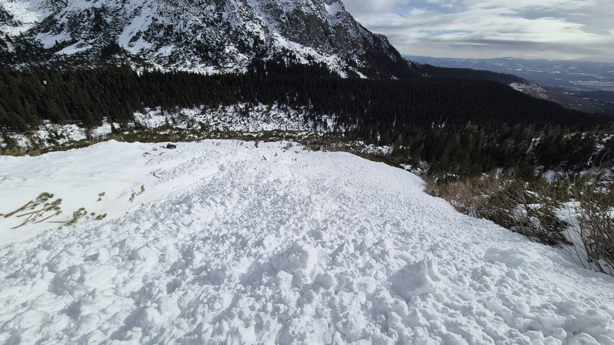 Vo vysokých polohách Tatier platí mierne lavínové nebezpečenstvo. 