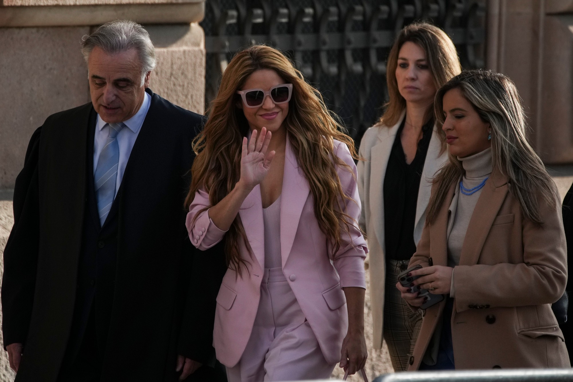 Kolumbijská speváčka Shakira (uprostred) prichádza na súd v Barcelone 20. novembra 2023.