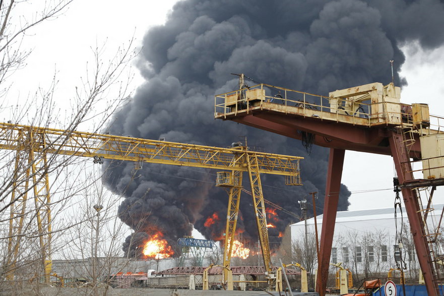 Rafineria ropy naftowej w Biełgorodzie po ataku ukraińskim, Rosja, 1 kwietnia 2022 r.
