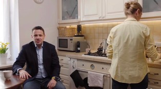 Życzenia od Rafała Trzaskowskiego. Krytyka ws. nagrania: Mężczyzna siedzi i mówi, a kobieta pracuje w kuchni