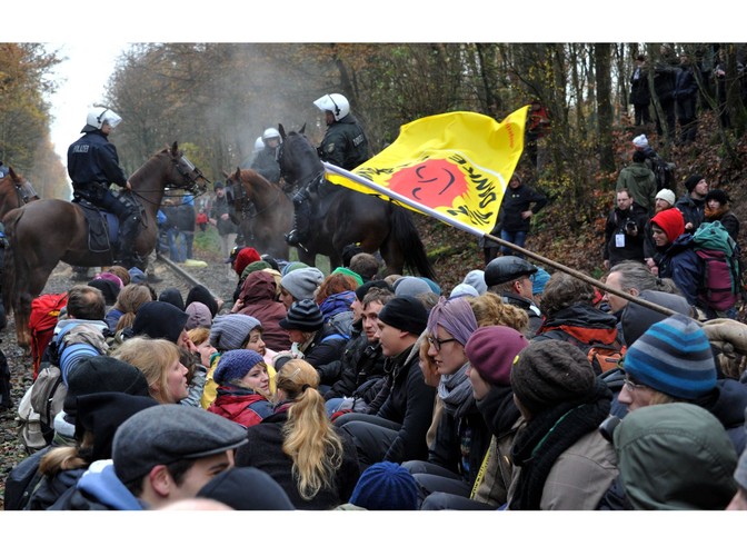 Wielki protest w pobliżu Harlingen 7 listopada 2010 przeciwko wiezionym z Francji do Niemiec odpadom nuklearnym