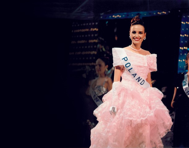 Agnieszka Kotlarska reprezentowała Polskę na konkursie Miss International w Tokio i jako pierwsza Polka go wygrała, 1991 r.