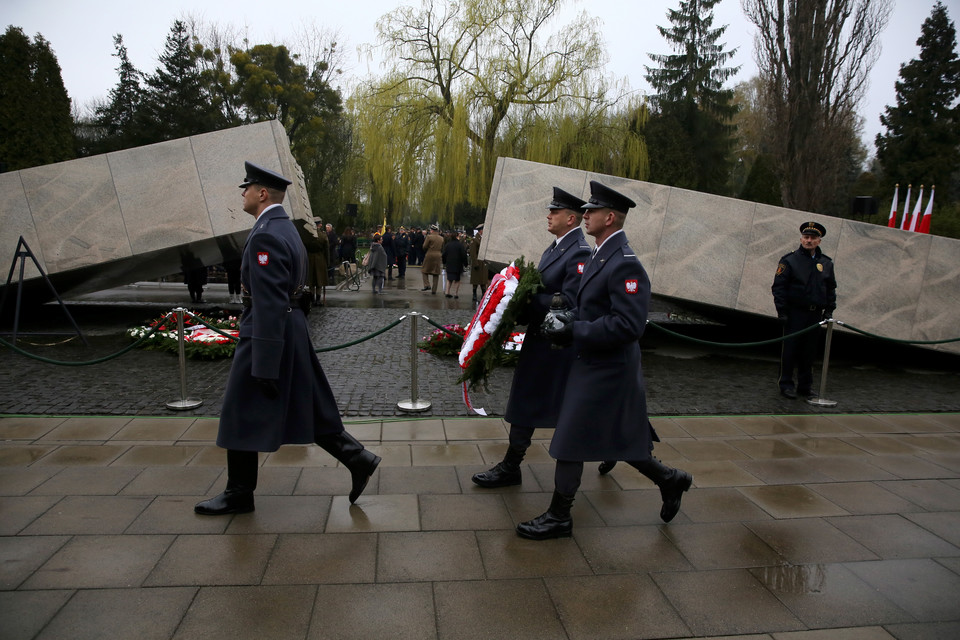 Uroczystości zorganizowane przez Urząd m.st. Warszawy pod pomnikiem ofiar na Cmentarzu Wojskowym na Powązkach