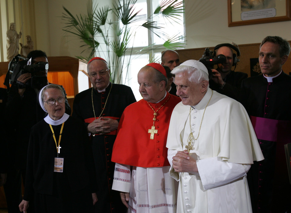 Benedykt XVI zwiedza dom rodzinny Jana Pawła II w Wadowicach