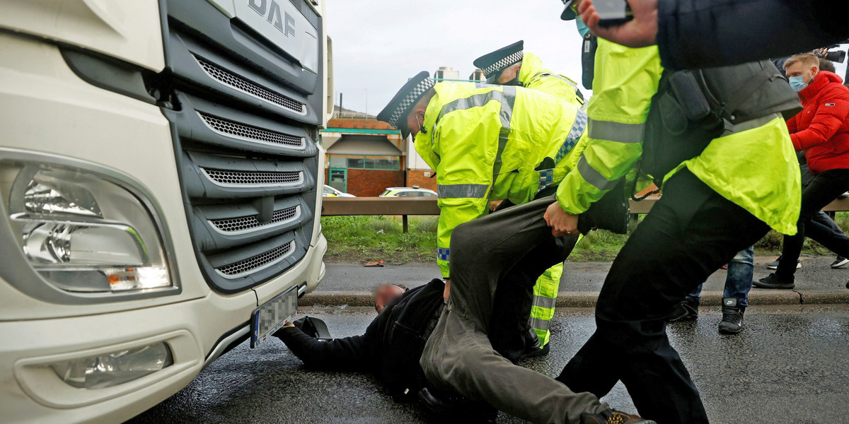 Przepychanki polskich kierowców z brytyjską policją. Gorąco na granicy