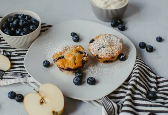 Fit muffinki z borówkami. Niskokaloryczny deser, który zrobisz w pół godziny