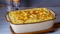 pieczony dorsz z ziemniakami i sosem jogurtowym. lekki i szybki obiad