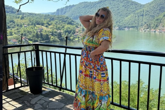 Naša pevačica (59) kupila 5 apartmana u Grčkoj, uložila 300.000 evra i zgrće ozbiljnu lovu: Ima i kuću na Kosmaju, a stan na Banovom brdu prepisala sinu