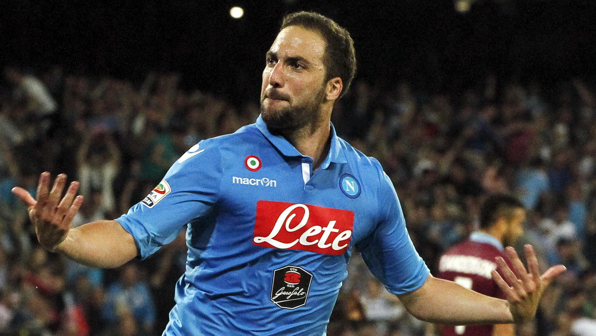 O transferze Gonzalo Higuaina na Wyspy mówi się już od dłuższego czasu. Zawodnika chcą mieć w swoich szeregach trenerzy Chelsea, Manchesteru United oraz Arsenalu. Zdaniem ekskperta od południowoamerykańskiej piłki Jose Albertiego napastnik Napoli jest już obiema nogami w jednym z klubów Premier League.