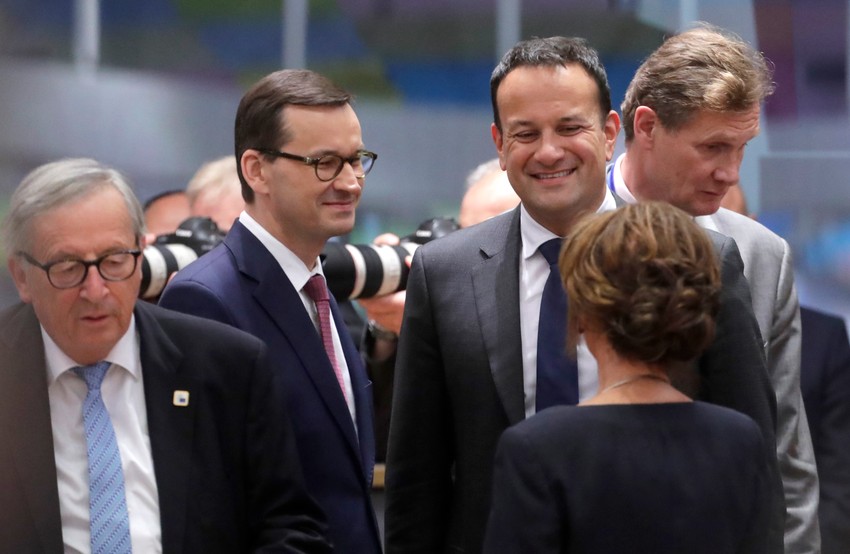 Žan Klod Junker (L) i Varadkar (2D) u Briselu)