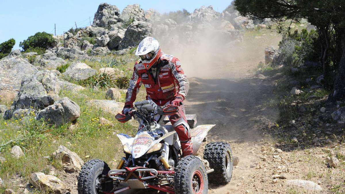 Podobnie jak w pierwszym dniu zmagań podczas Sardegna Rally Race, tak w drugim najlepszy w klasie quadów okazał się Rafał Sonik. Powtórzył się scenariusz z soboty, bo Polak na metę pierwszego odcinka specjalnego przyjechał na czwartej pozycji, a w drugiej części zmagań odrobił straty i umocnił się na pozycji lidera.