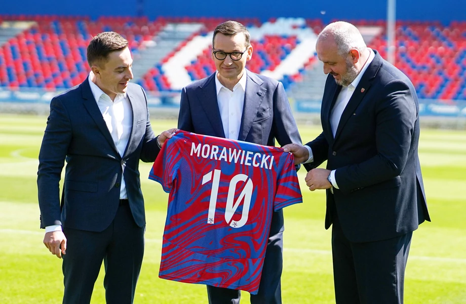 Premier Mateusz Morawiecki z wizytą na stadionie Rakowa Częstochowa w maju 2023 r. Obok niego prezes klubu, Michał Świerczewski