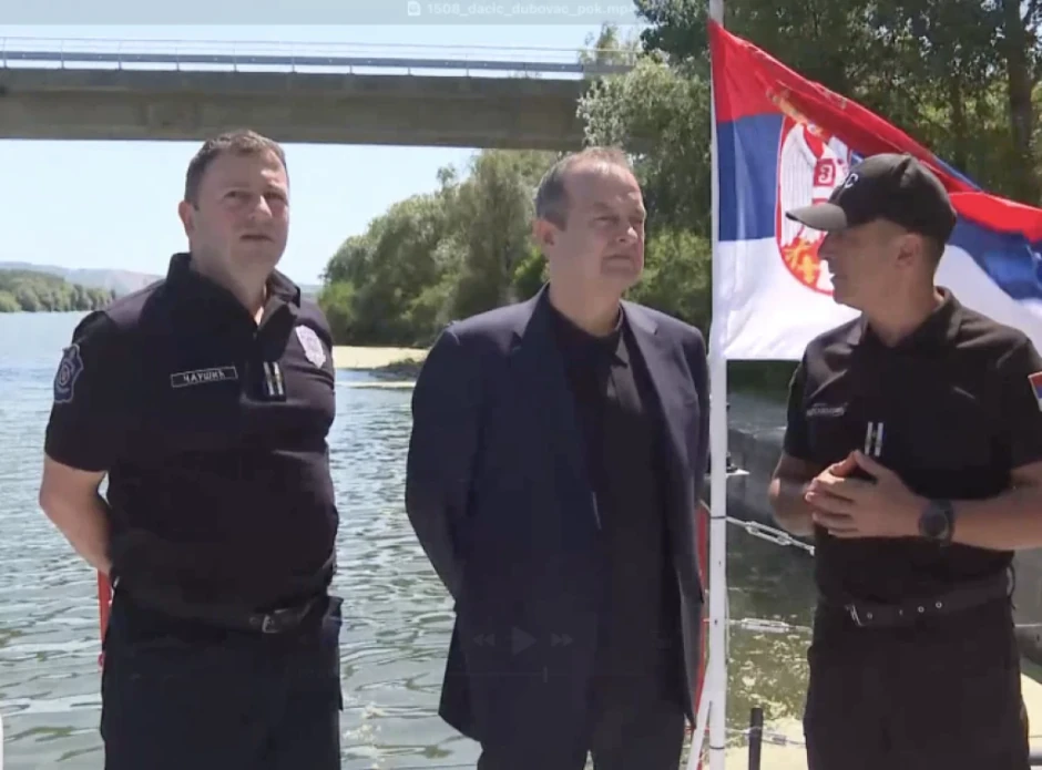 Luka Čaušić, načelnik Sektora za vanredne situacije MUP, ministar Ivica Dačić i Aleksandar Radosavljević Sektora za vanredne situacije (s leva na desno) 