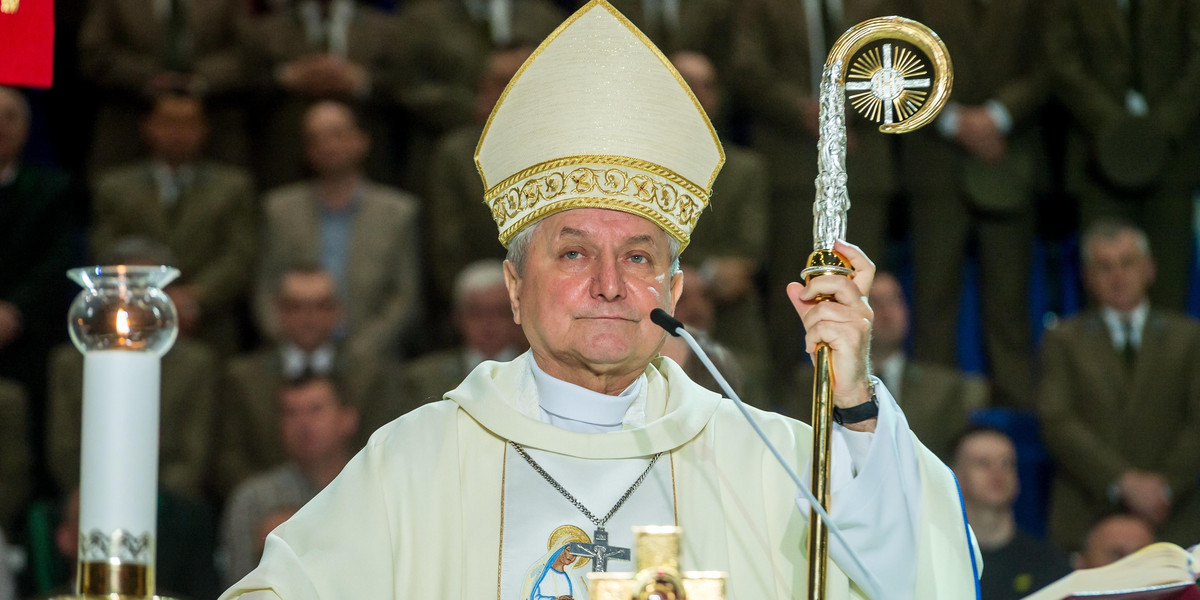 Biskup bronił pedofila. 