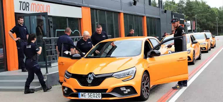 Tak szkoli się polska drogówka. Ćwiczenia na torze [Wideo]