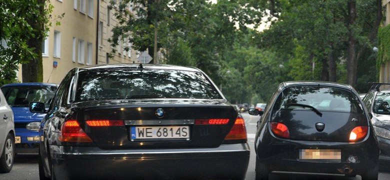 Minister Tuska - tropi korupcję i… łamie prawo w BMW