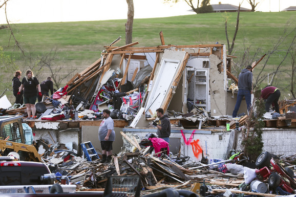 TORNADO RUŠI SVE PRED SOBOM! Pogledajte šok snimke iz Amerike, stotine kuća sravnjeno sa zemljom, ima i mrtvih, a najgore tek stiže (VIDEO)