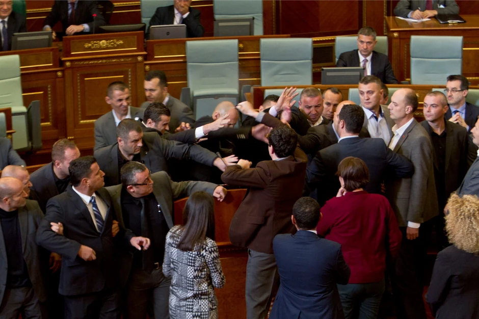 Poslanik opozicije prska biber sprej po ministrima