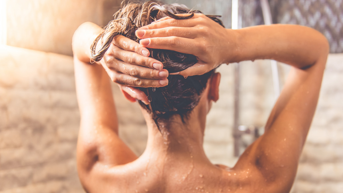 Odwrócone mycie włosów - na czym polega, efekty, jak myć włosy
