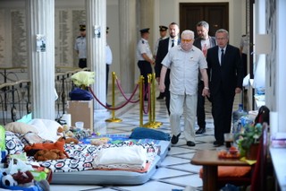 Wałęsa odwiedził niepełnosprawnych protestujących w Sejmie: Ja chcę zwyciężać z wami, a nie siedzieć