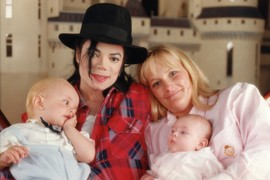 OVAKO DANAS IZGLEDA BIVŠA ŽENA MAJKLA DŽEKSONA! Rodila mu DVOJE DECE, krivila sebe za NJEGOVU SMRT, pa pobegla u ilegalu: Paparaci su je uhvatili i nije ni nalik sebi