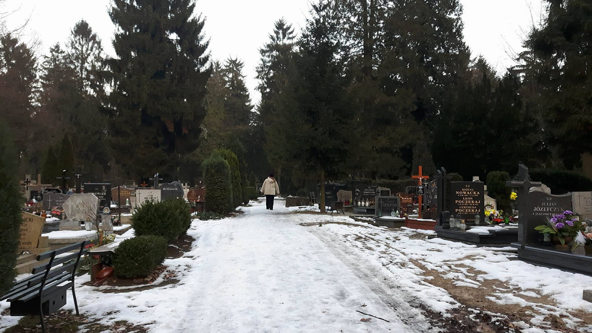 Część alejek na Cmentarzu Centralnym wciąż jest pokryta lodem. - Nie da się chodzić, dwa razy prawie się przewróciłam - mówi pani Krystyna. - Posypywaliśmy alejki, te najważniejsze - odpowiada ZUK, który administruje cmentarzem.