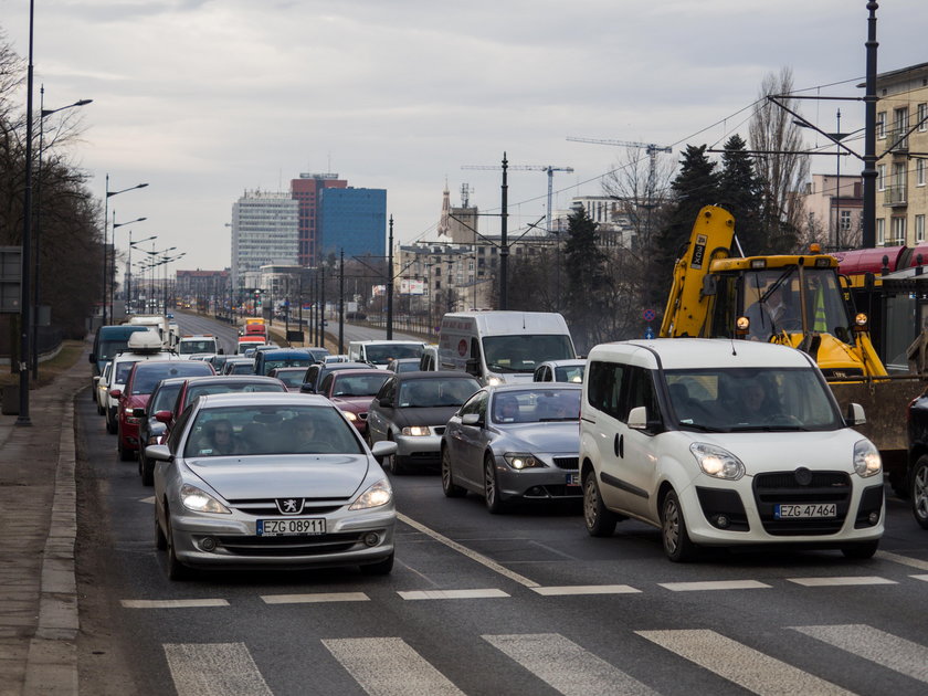 Korki na drogach powstały przez budowę Nowowęglowej w Łodzi 