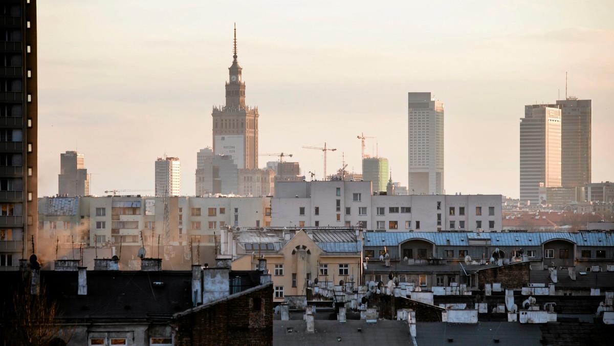 "Życie Warszawy": Cudze chwalicie, swego nie znacie - uważa stołeczny ratusz i wprowadza do szkół coraz więcej lekcji o Warszawie. Miasto pojawia się nie tylko na historii, ale też na matematyce czy geografii - zauważa gazeta.