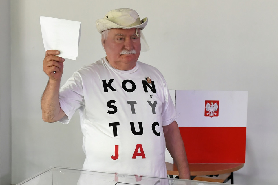 Lech Wałęsa w lokalu wyborczym w Gdańsku