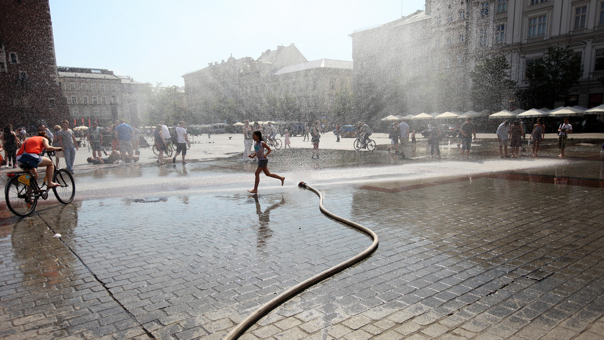 Cała Polska od rana jest skąpana w słońcu, a temperatura już po godz. 10 na zachodzie Polski przekroczyła 30 st. C. Ogromny upał trafił już do Polski i szybko nie odpuści. Rządowe Centrum Bezpieczeństwa wysłało kolejny alert. O dużym zagrożeniu pożarowym RCB poinformowało mieszkańców w powiecie świebodzińskim, wschowskim oraz wolsztyńskim. Zapraszamy do śledzenia relacji na żywo.