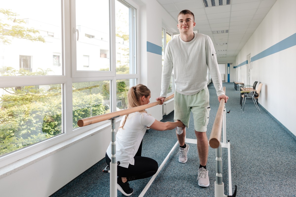 Przepisy ustawy zasiłkowej nie określają jednoznacznie przesłanki utraty świadczenia rehabilitacyjnego w związku z prowadzeniem działalności gospodarczej.