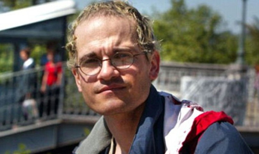 Burden se oženio Francuskinjom Izabel, nakon što joj je obećao da će prekinuti karijeru serijskog prevaranta