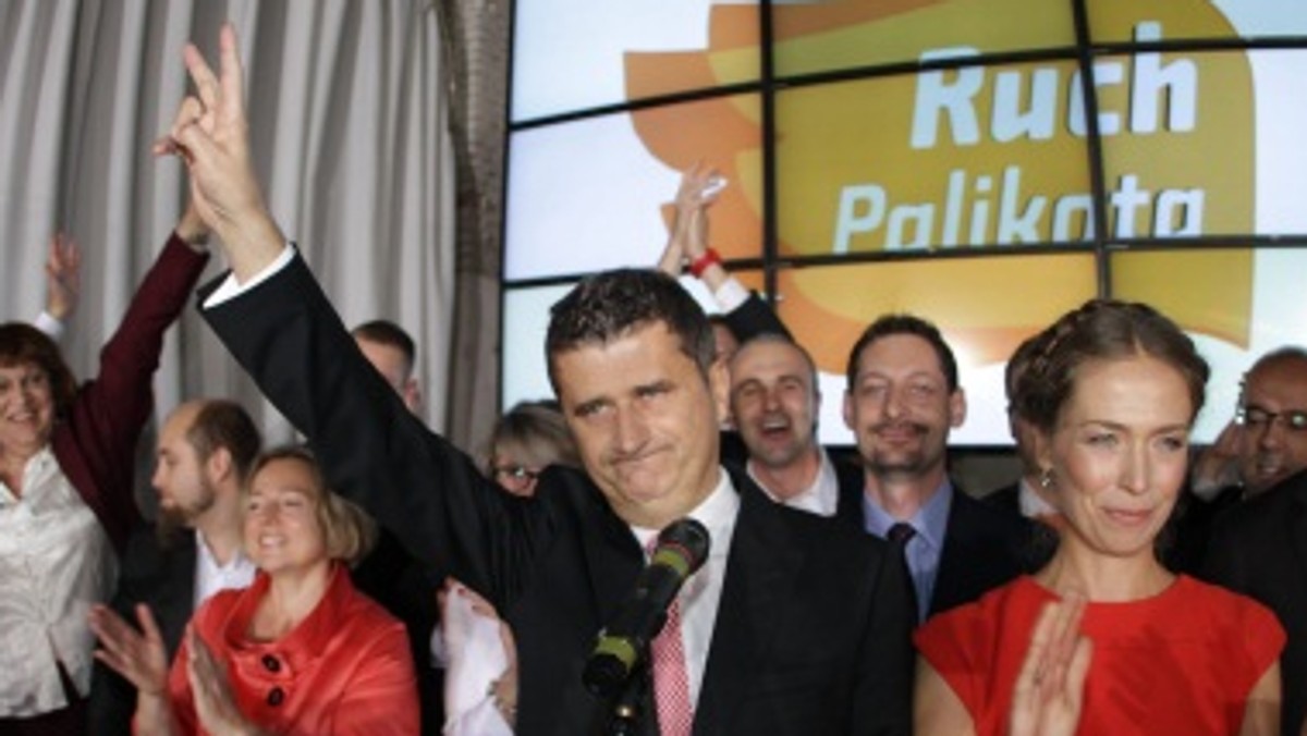 Janusz Palikot i jego partia budzą w kraju skrajne emocje. Z jednej strony lider Ruchu Poparcia wciąż nie przestaje zaskakiwać i w kontekście wojny o krzyż w polskim Sejmie zarzucił dzisiaj Jarosławowi Kaczyńskiemu, że ten był niewierzący. Z drugiej strony Ludwik Dorn, "przyjaciel ludu pisowskiego" ocenił, że Anna Grodzka - jedyna na świecie transseksualna posłanka - będzie "dziwadełkiem" Palikota w nowym Sejmie. W walkę włączył się też ruch "Unum Principium", ostro broniąc Kościoła katolickiego przeciw pomysłom Palikota. W Polsce trwa wojna o krzyż, a światowe mocarstwa toczą wojnę o tarczę antyrakietową. Dzisiaj Rosja ujawniła swoje plany dotyczące "wojskowej odpowiedzi" na projekt amerykańskiej tarczy.