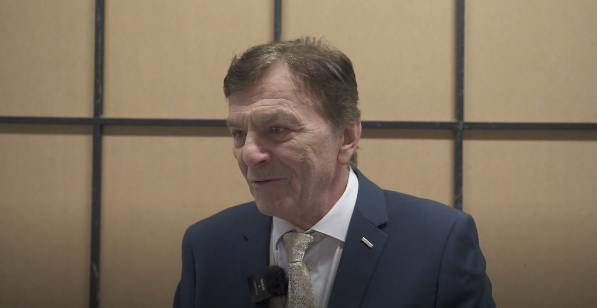 Vianočná epizóda talkšou Neskoro večer - Pavel Trávníček.