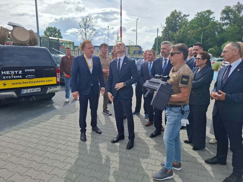Wiceminister MON C. Tomczyk szykuje się do przechwycenia drona za pomocą ręcznego neutralizatora nr 1700 polskiej firmy Hertz New Technologies (widoczny na zdjęciu).
