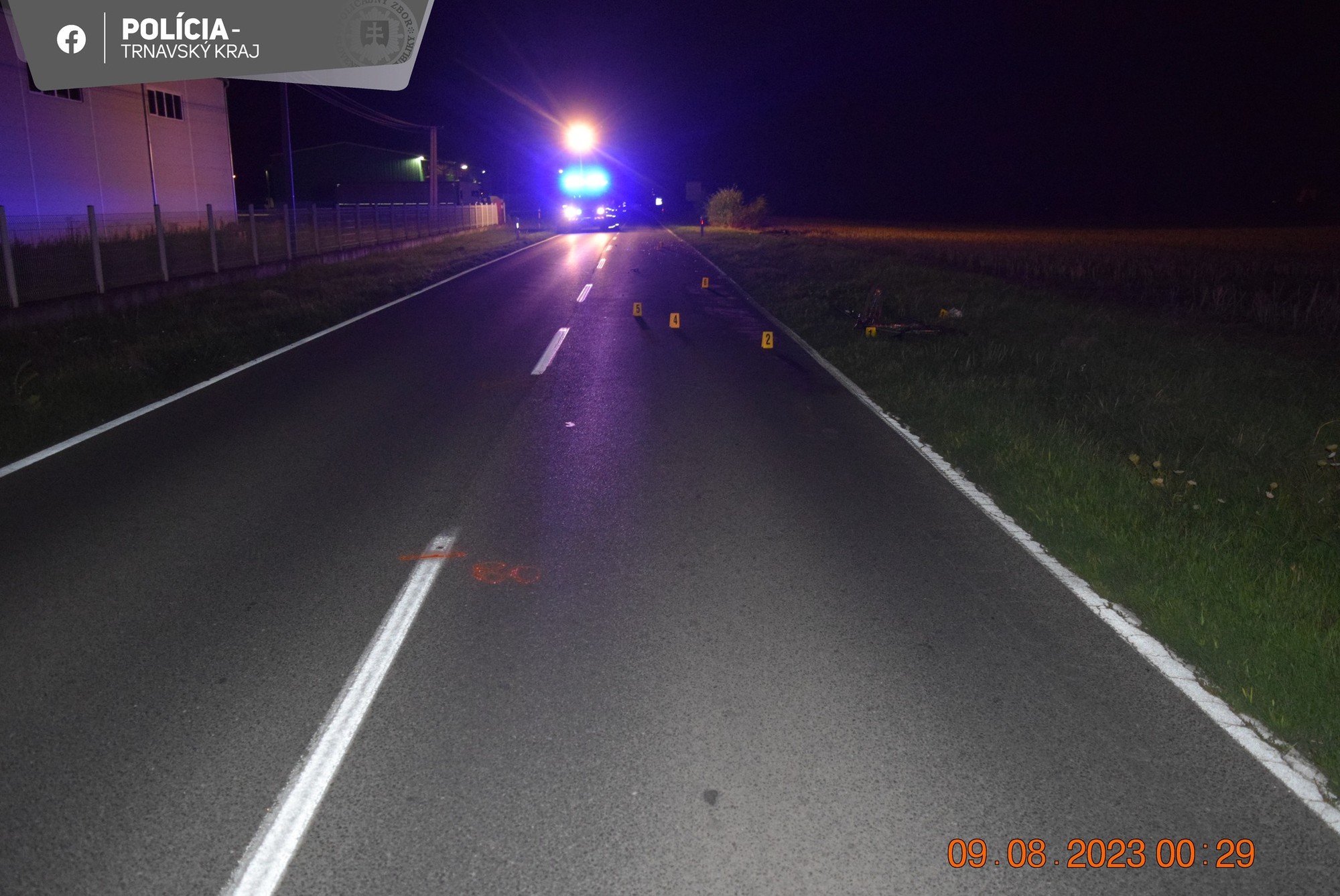 Auto zachytilo na ceste pri Vrakúni chodca bez reflexných prvkov.