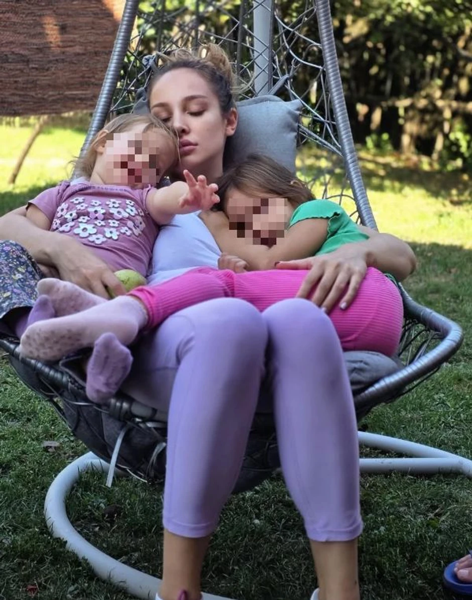 Luna Đogani sa ćerkama