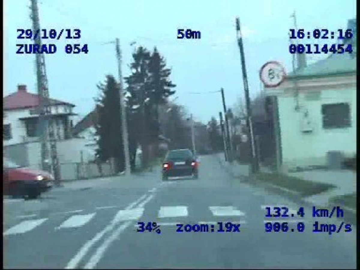 Najpierw 200 km/h, a potem biegiem w pole. Zobacz policyjny pościg za piratem