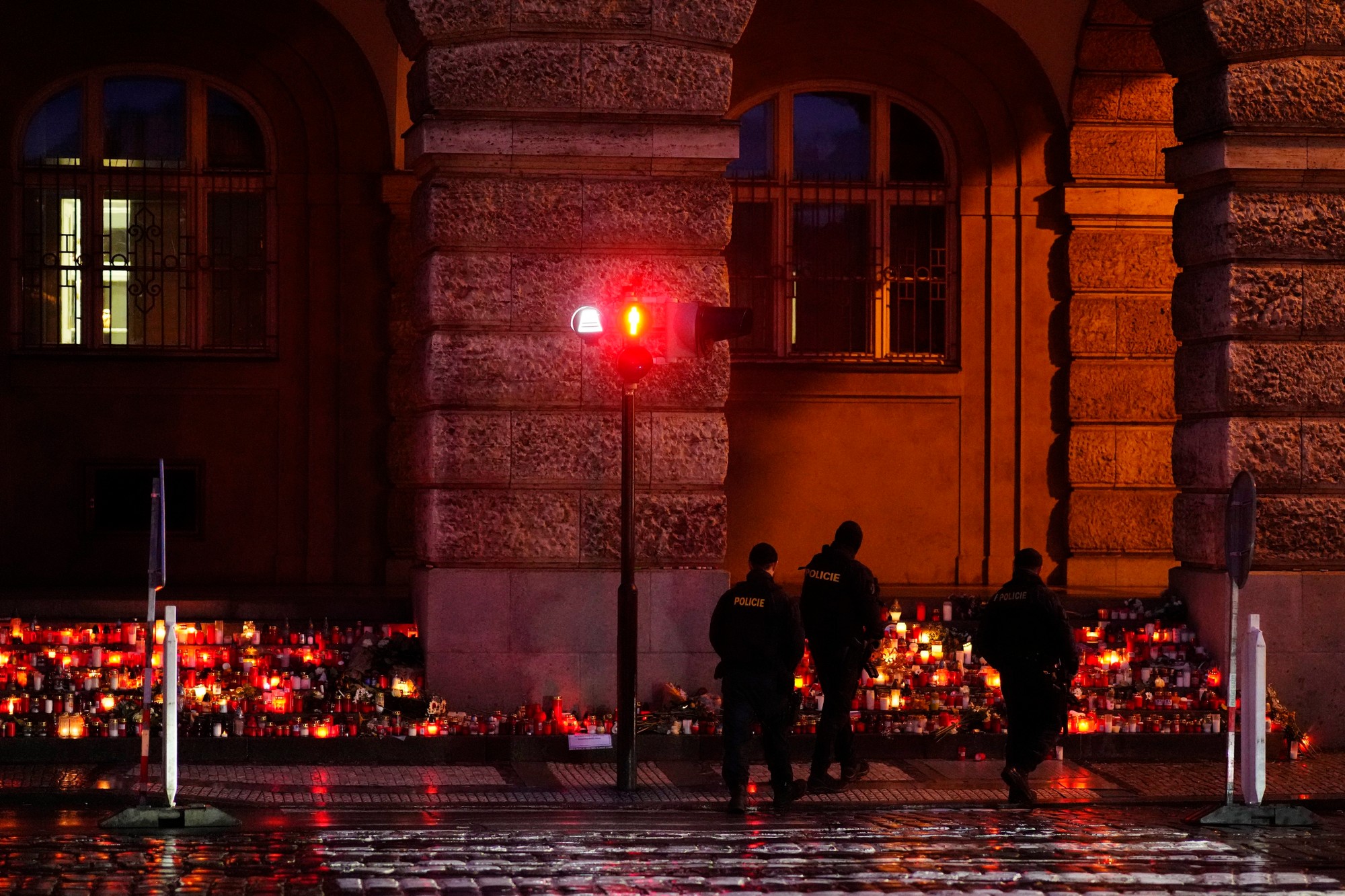 Streľbu v Prahe začala vyšetrovať Policajná inšpekcia.