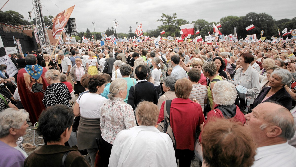 W związku z rozbieżnościami w ocenie zajść podczas lipcowej pielgrzymki Rodziny Radia Maryja na Jasną Górę KRRiT zamierza spotkać się z ich uczestnikami. Krajowa Rada zwróciła się do dyrektora Radia Maryja o podanie ich nazwisk i kontaktu do nich.