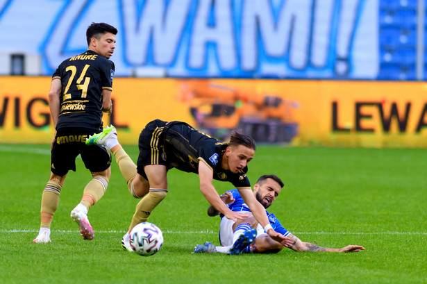 Piłkarz Lecha Poznań Dani Ramirez (P) oraz Andre Martins (L) i Michał Karbownik (C) z Legii Warszawa podczas meczu piłkarskiej Ekstraklasy