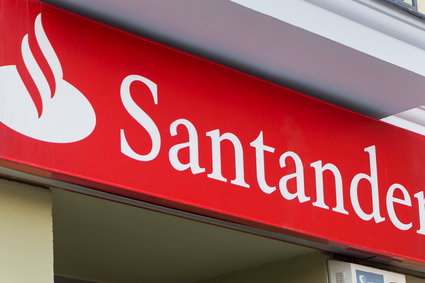 Santander wypłacił 130 mln funtów na tysiące kont. Teraz ma problem z cofnięciem transakcji