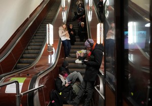 Stanovnici Kijeva tokom vazdušne uzbune utočište pronalaze u metro stanicama