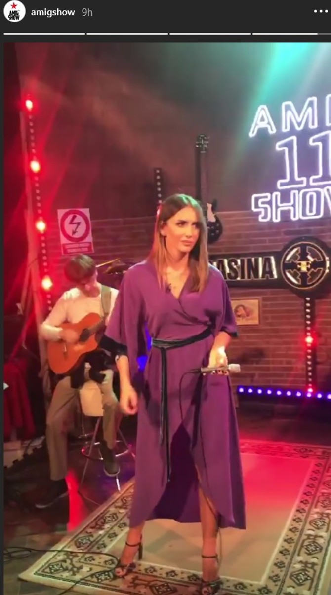 Emina Jahović u elegantnoj haljini na preklop