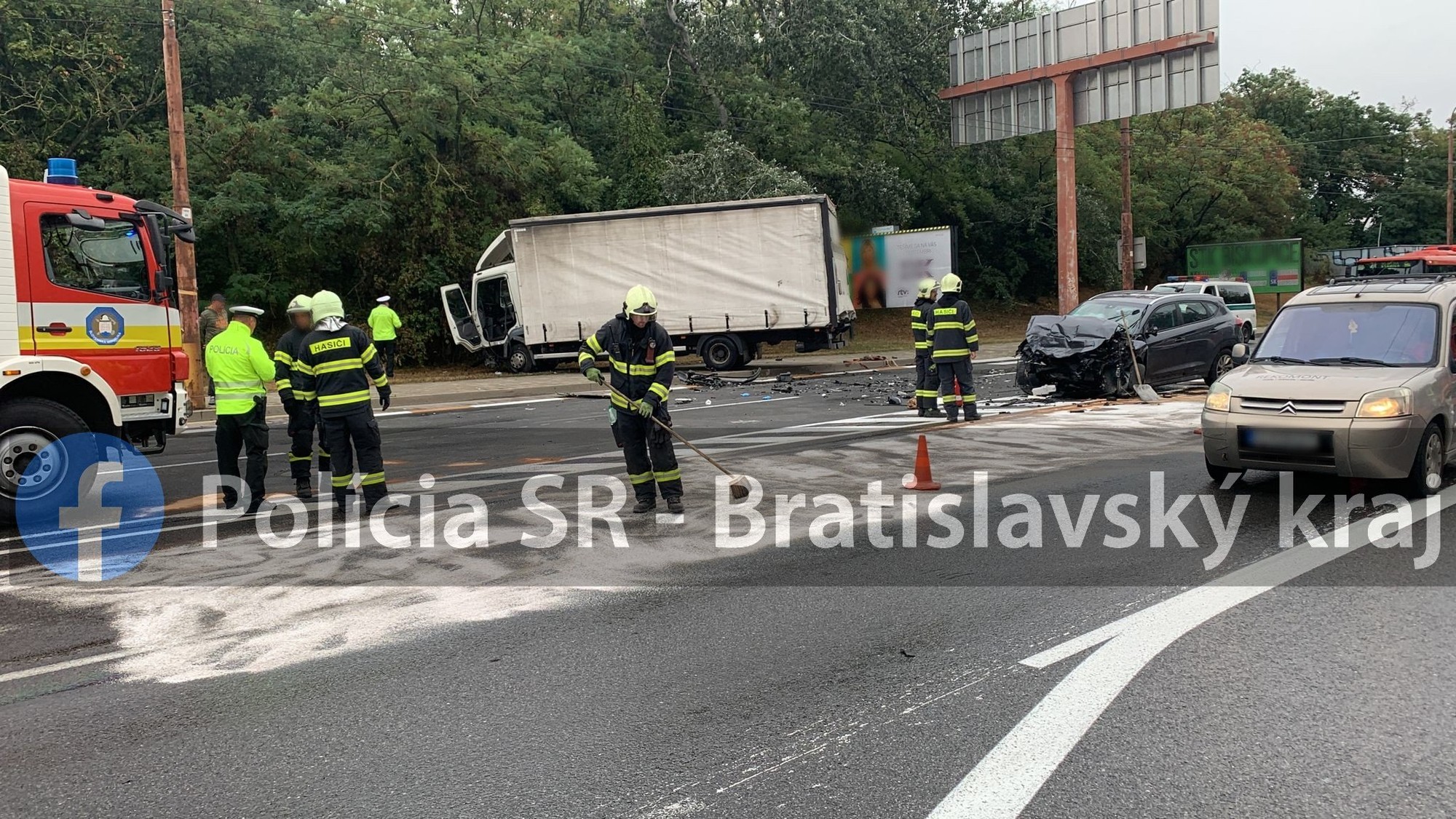 Nákladné auto sa zrazilo s dvomi osobnými vozidlami.