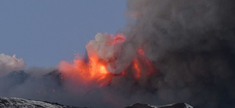 Etna ciągle aktywna. Z wulkanu wydobywa się gęsty słup dymu i popiołu