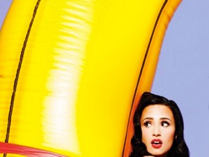 Súlyproblémák? Ugyan! Demi Lovato topless is vállalja magát