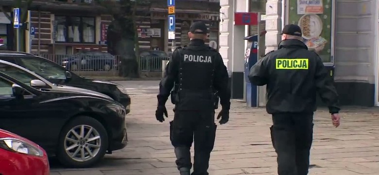 Skazany 24-latek uciekł policjantom sprzed nosa. Był... skuty kajdankami